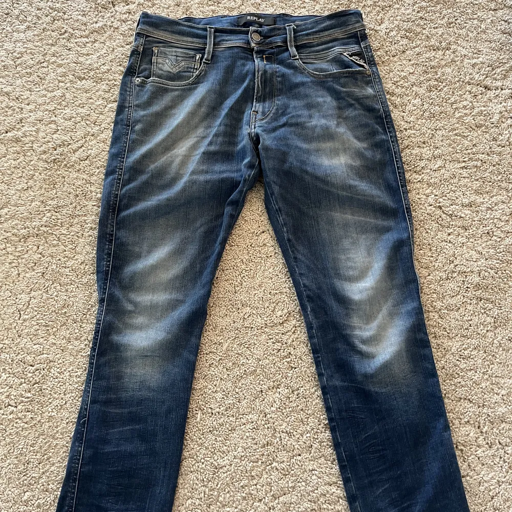 Säljer ett par riktigt snygga replay jeans för ett bra pris! Dom är i modellen anbass och är hyperflex. Använda lite grann. Skick:7,5/10 Nypris: 1800. Jeans & Byxor.