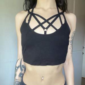 Croptop med pentagram från Killstar köpt 2019. 