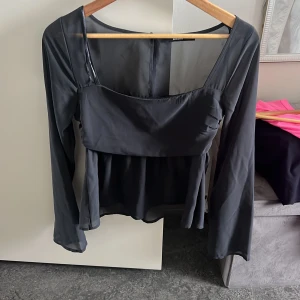 Långärmad tröja  - Säljer denna lång ärmade tröjan då den tyvärr är för lite för mig. Köpt på Bikbok💓
