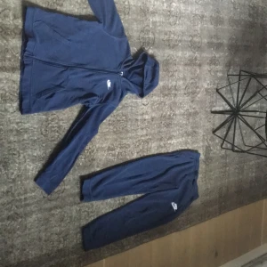 blå Nike tracksuit  - Blå Nike tracksuit. Bra skick. Du in köpa byxorna eller tröjan separat om du vill eller tsm.  300kr hela tsm Kom privat för separat priser