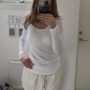 tröja  - tröja från vero Moda. har defekter, därför sänkt pris. pris går att diskutera.