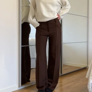 Bruna kostymbyxor för TALL - Bruna kostymbyxor från venderbys. De är Tall och är därför extra långa i benen❤️ Fint skick. Innerbenslängden är 88cm 🥰
