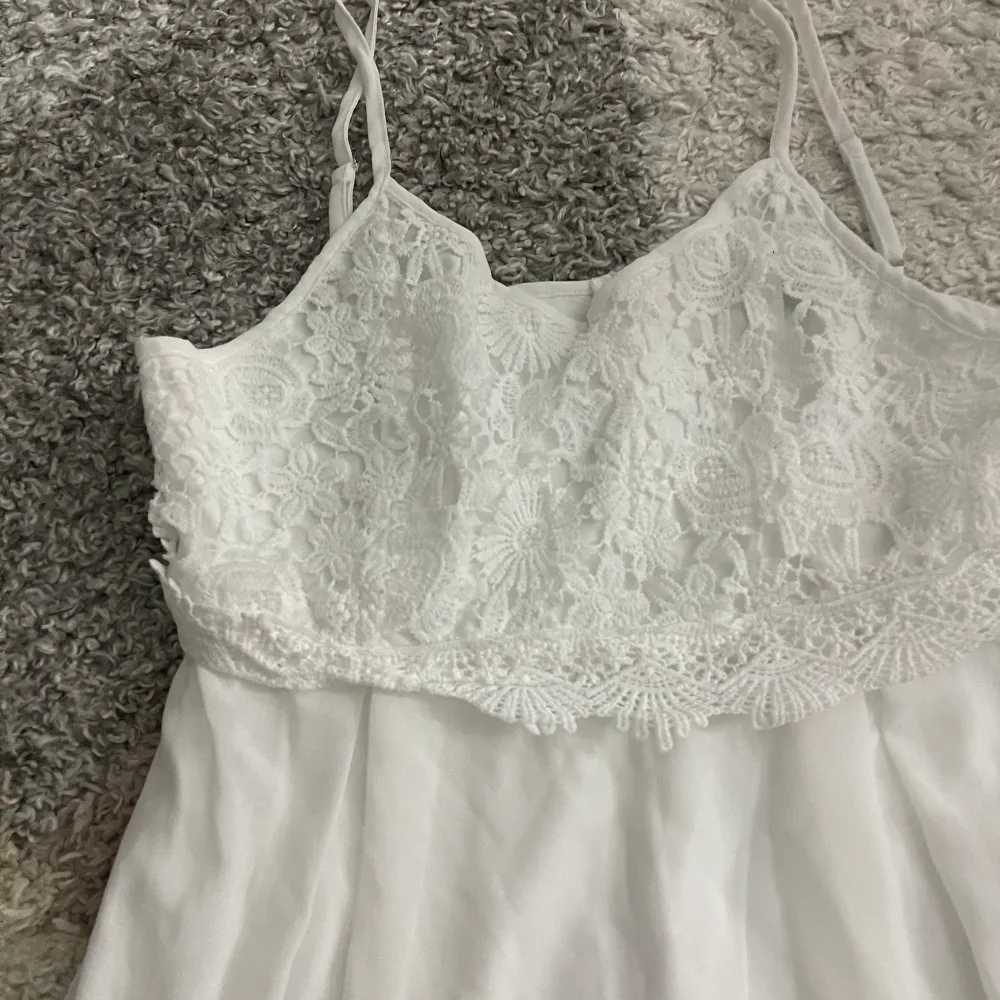 Säljer denna fina klänning från shein som jag köpte till min konfirmation som aldrig kom till användning 🤍 Storlek 38/M🤍. Klänningar.