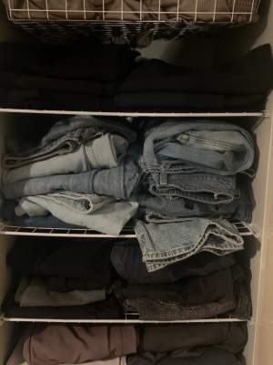 har så mycket jeans och byxor, skriv vad du söker så kollar jag. Märken som finns är HM, Gina, Zara, lindex storlekar 34,36,38