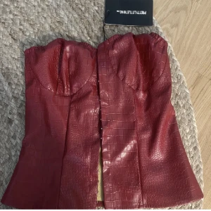 Korsett  - Superfin som köptes här på plick men var för stor på mig. Prislappen finns kvar då hon jag köpte den av inte heller hade användt den. Står storlek 34 men sitter mer som en s skulle jag säga😇😇