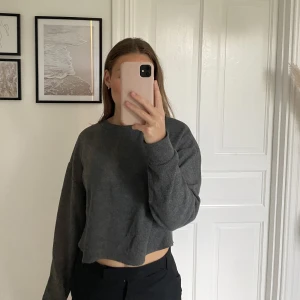Grå tröja  - Mörk grå tröja från zara. Fint skick🫶🏼
