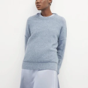 Malene Birger stickad💞💞 - Funderar på att sälja min älskade marlene birger stickade i marinblått i en ull- alpacka blend. Kostade 2500kr i inköp🥺💞❤️ sitter fint oversized på en S (står stl. M) samma modell som den ljusblåa på första bilden, konturer svårta att fånga på bild)🫶