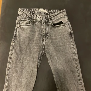 Jeans - Säljer dessa jeansen från Gina Tricot för att de är för små. Storlek, 32 