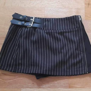 Kort kjol - Endast provad. Snygg kjol från shein med insydda underbyxor och 2 funktionella dragkedjor vid sidan, säljer för dom är för små så kan ej ta bild med dem på 