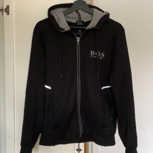 Hugo boss kofta svart/grå - Säljer en Hugo boss, inga hål i armarna lite sliten vid Hugo boss märket men inget man lägger märke till. 
