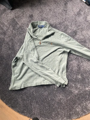 Ralph lauren half zip - TJEJ model! Säljer då jag hitta den på loppis och inte använder. Skick 9/10 inga defekter. Skriv vid frågor.
