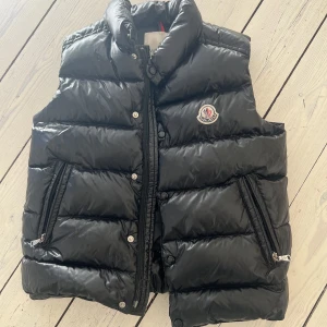 Moncler väst  - Svart moncler väst som är i ett bra skick och i storlek 10-12 år. Kan tänka mig att mötas upp 