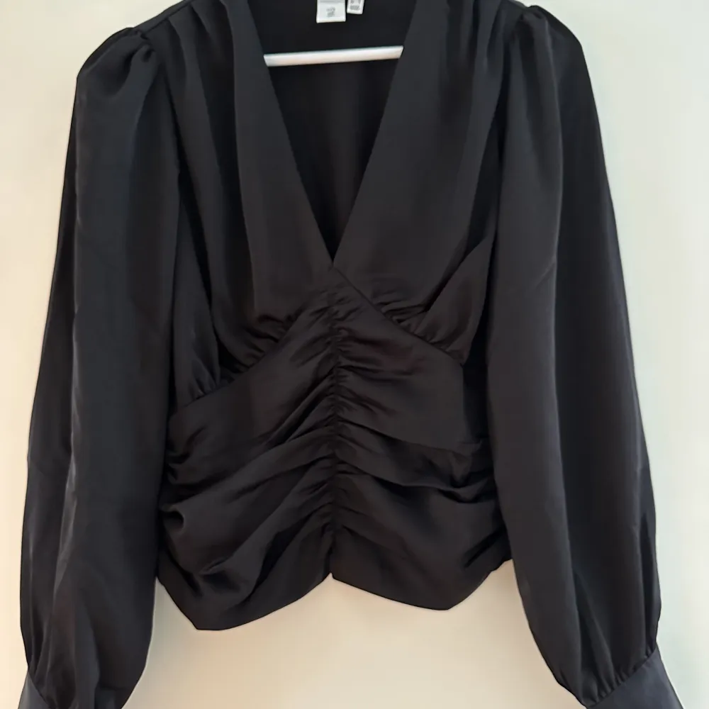 Satin blouse. Used once. . Blusar.