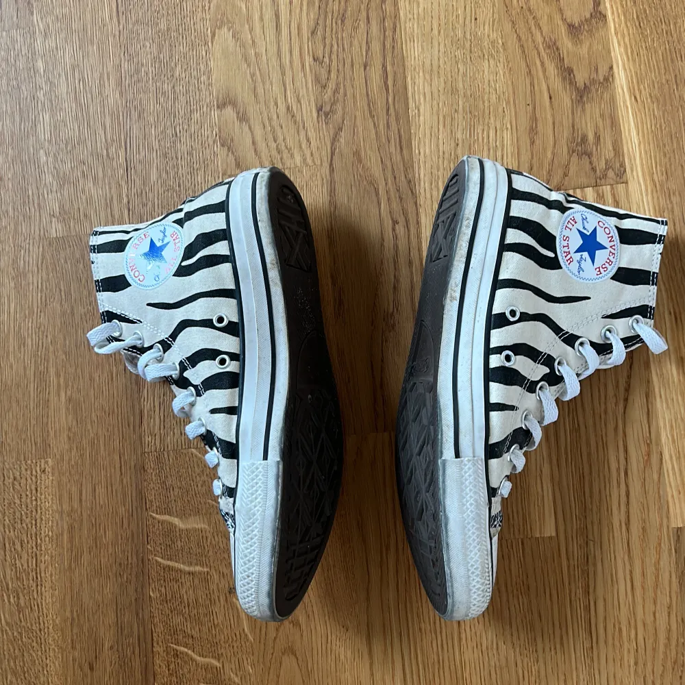 Supercoola zebra converse som inte riktigt längre är min stil❤️ Rätt stora i storleken så hade även passat om du har 41. Lite smuts på tån men annars är de väldigt sparsamt använda! Går bort i tvätten🥰. Skor.