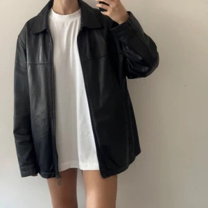 Läderjacka - Säljer denna fina läderjacka i äkta läder! Köpt 2nd hand (Depop) för 1000kr tyvärr var den lite för lång för mig som e 158 dock:/. Två första bilderna lånade, skriv vid frågor!☺️Priset är diskuterbart vid snabb o smidig affär!:)