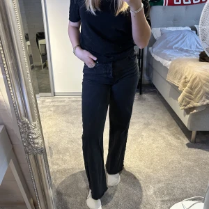 Jeans - Säljer dessa jeans ifrån bikbok i storlek 27. De har en smått urtvättad svart färg och har slitningar nedtill. Säljer pågrund av att jag ej använder de längre.