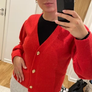 Kofta - Säljer denna fina koftan från &Other Stories som jag aldrig har använt. Färgen passar perfekt till hösten och koftan är mjuk och underbar🍁