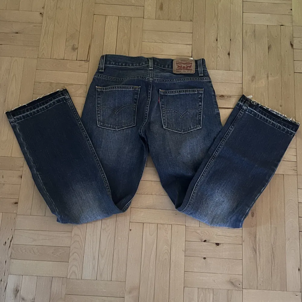 Levis jeans i lite storlek därav priset. Skriv vid funderingar❤️. Jeans & Byxor.