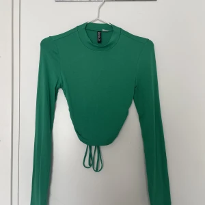 H&M topp - Supercool topp med öppen rygg använd ca 2 gånger!🤍