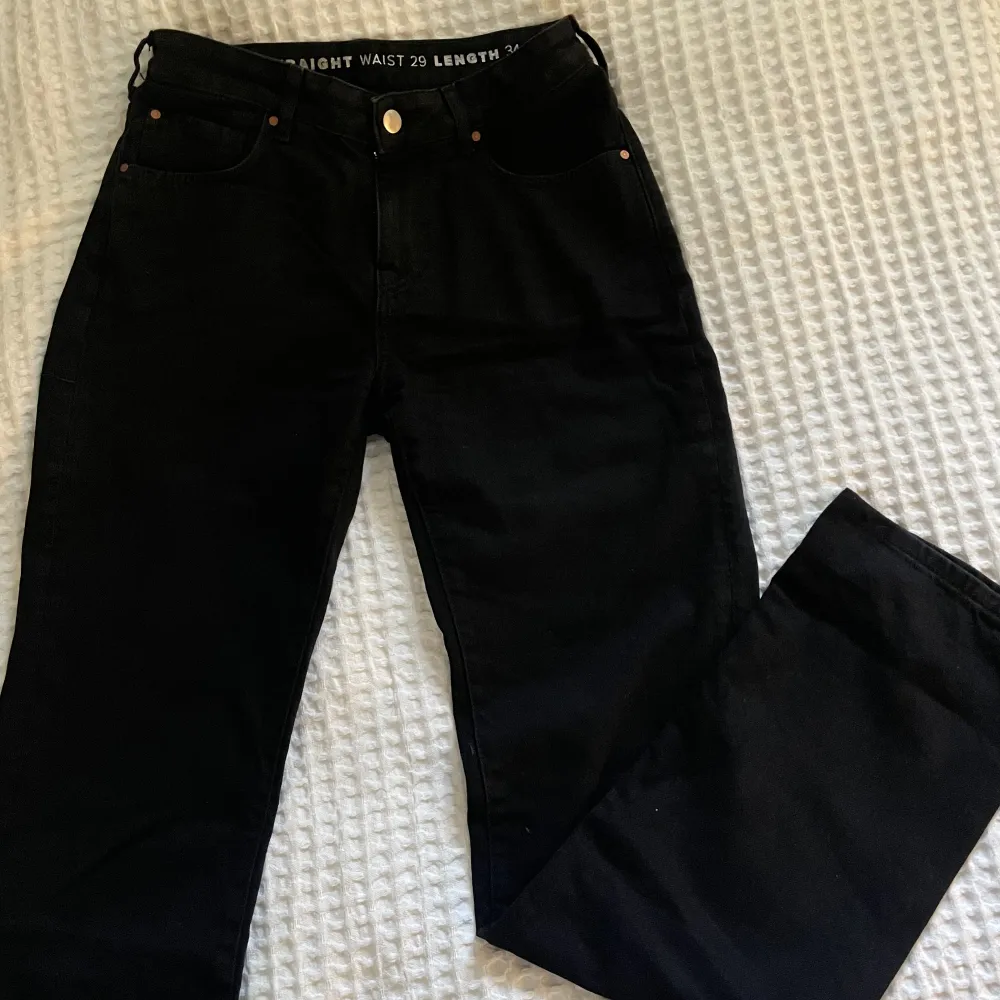 Svarta low straight jeans i stl 29 L34, använda ett fåtal gånger så i väldigt bra skick. Jeans & Byxor.