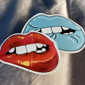 2 pack läppar röd och blå  - Vill inte ha dem så dem blir billiga. 2 pack.