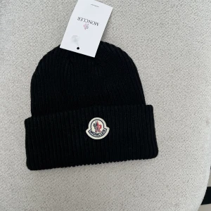 Mössa - Oanvänd mössa från ”moncler”