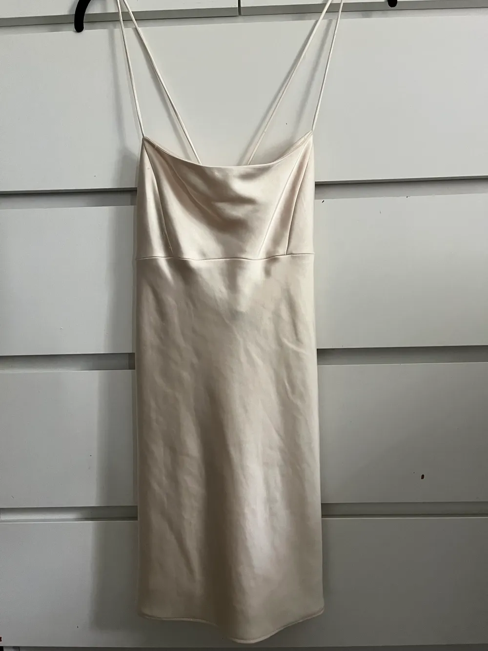 Jättefin champangefärgad klänning med knytning i bak. Den är från Zara och har aldrig kommit till använding och är i nyskick. ❣️. Klänningar.