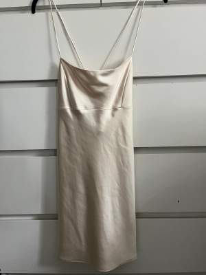 Jättefin champangefärgad klänning med knytning i bak. Den är från Zara och har aldrig kommit till använding och är i nyskick. ❣️