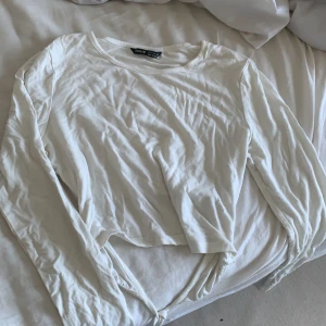 Shein tröja - Väldigt skönt material, påminner mig om soft från gina. Storleken är liten i storlek därav känns den som S på☺️