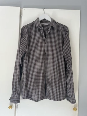 Skjorta  - En skjorta från Tiger of Sweden i storlek 42