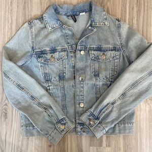 Jeans jacka  - En jättefin jeansjacka från hm som tyvärr inte kommer till användning. Jackan har en fläck (tredje bilden) där av priset. står ej för frakt 