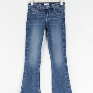 säljer dessa bootcut jeans från Gina då de är för korta för mig(är 156) De är i super fint skick💞 köpare står för frakt