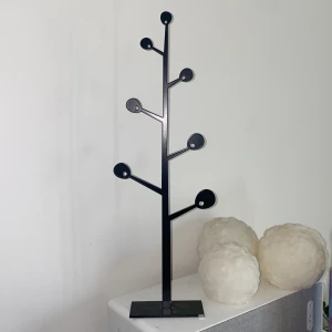 Smyckeshållare - Kan användas till att hålla armband, halsband, örhängen eller vad man nu skulle vilja. Den är i metall❤️skriv om du undrar något!