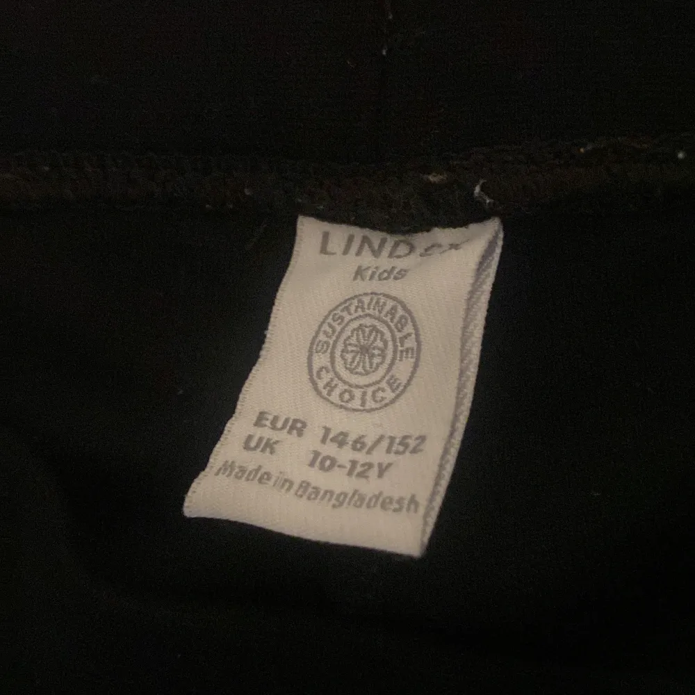 Fina flared leggings från Lindex i storlek 10-12 år, använts få gånger och säljs eftersom jag har växt ur dom. Byxorna är i fint skick och skönt tunnt material. . Jeans & Byxor.