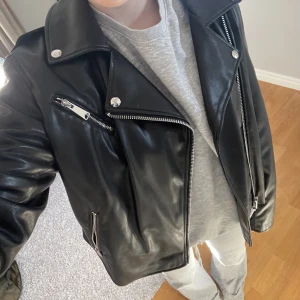 Skinnjacka - Skinnjacka från mango i strl XL men sitter snyggt oversize på mig som brukar ha xs/s🖤jättefint skick knappt använd 