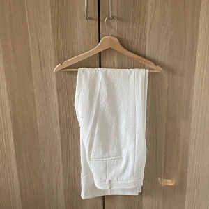 Vita långa kostymbyxor  - Vita långa kostymbyxor från stockhlm / MQ. Jag är 178 cm och de är perfekta i längden på mig. Sitter jättefint på. 