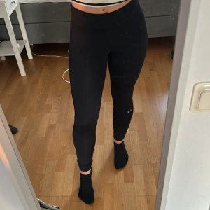 Svarta tränings tights  - Svarta Träningstights, de står ingen storlek men på men skulle säga att de är s, pris kan diskuteras 🖤köpare står för fraktpris