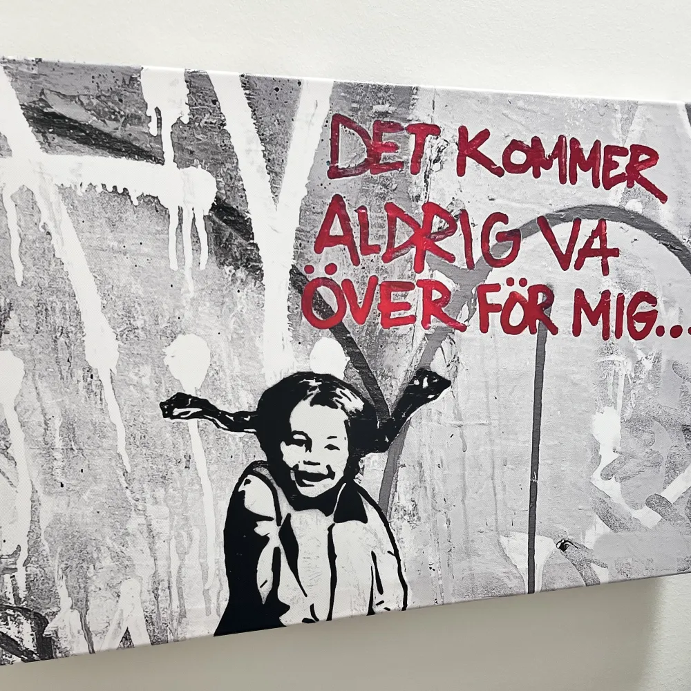 canva med Pippi-motiv & text av Håkan Hellströms ’det kommer aldrig va över för mig’ 50x70cm stor. Övrigt.