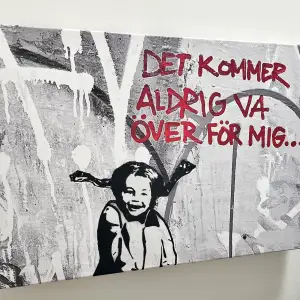canva med Pippi-motiv & text av Håkan Hellströms ’det kommer aldrig va över för mig’ 50x70cm stor