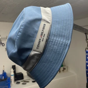 Tommy Hilfiger buckethat blå - blå tommy hilfiger buckethat, sitter stort
