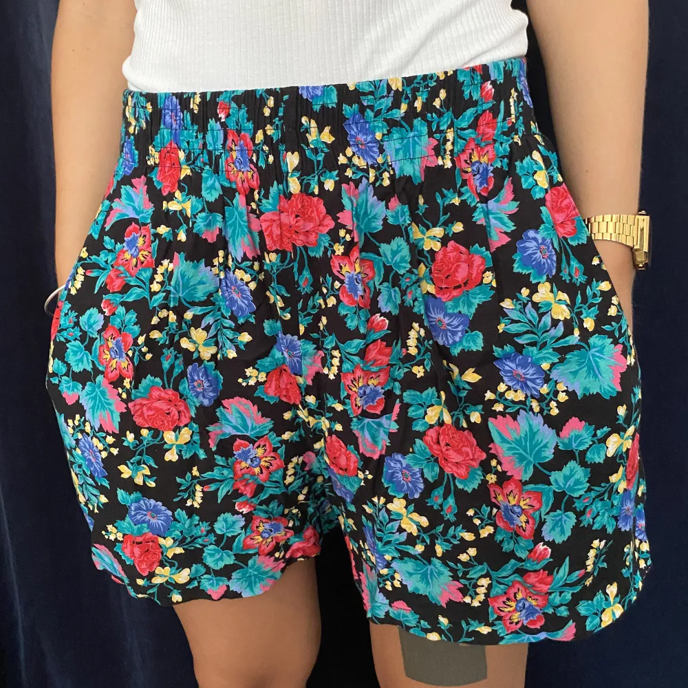 Jättesköna mjuka shorts i blommigt mönster🌺Strl XS men passar även M!. Shorts.