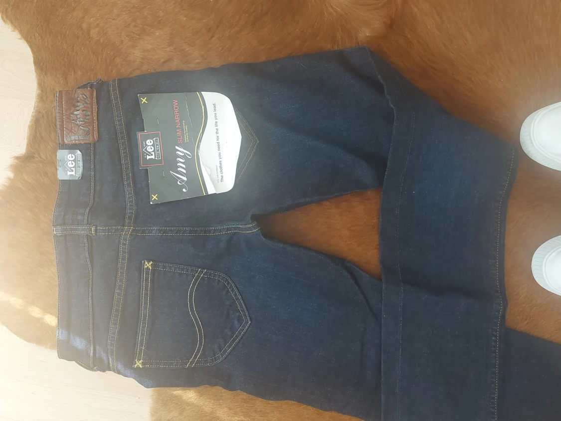 Lee Jeans, nya med prislappar, mörkblå, str 28/35, rak modell, mycket fina - 90