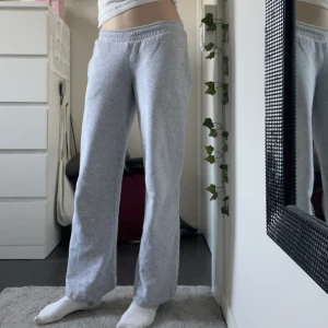 Lågmidjade mjukisbyxor från BikBok - Lågmidjade populära mjukisbyxor från BikBok✨Sitter jättesnyggt på och är supersköna, bra skick utom att lappen är borta bak😊Går att vika över så det blir snören🥰Jag är 167cm.