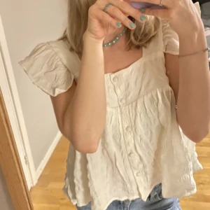 Vit Blus - En superfin vit blus från asos i storlek s/36. Blusen är endast använd en gång och är i perfekt skick. 