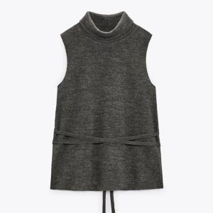 Gammal zara tröja - Säljer min zara tröja eftersom att den inte riktigt kommit till användning, nypris var 199 kr. Har inga bra bilder på tröjan men om man vill kan jag fixa det😇😇 inga defekter utan precis som ny 🥰