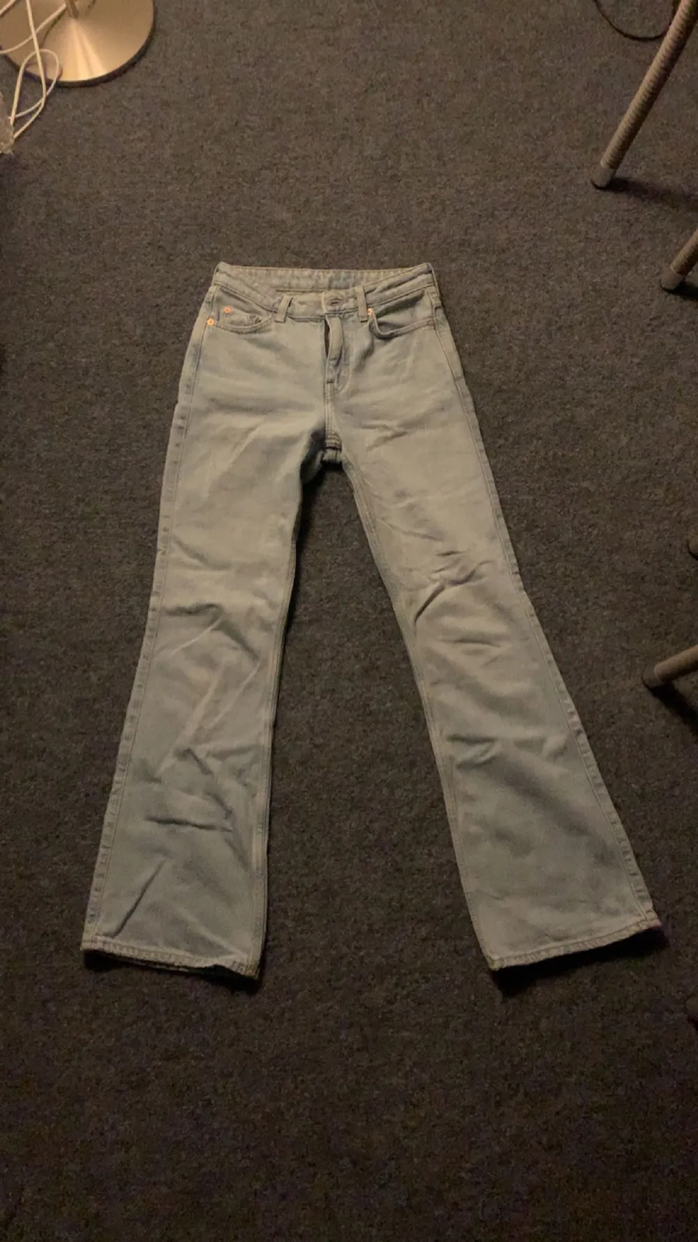 Säljer mina Weekday jeans då de blivit för korta! Pris kan diskuteras, original pris 590kr💓De är högmidjade!. Jeans & Byxor.