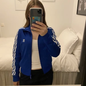Adidas kofta - En skitsnygg adidas kofta i blå färg! Inga skador eller fläckar! Kom med prisförslag! Passar xs-l ❤️