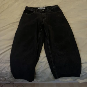 Big Boy Svarta Medium  - Svarta bigboy byxor i storlek medium. Lite uppsydda men inte så mycket 