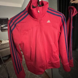 ADIDAS ZIP UP HOODIE - En adidas hoodie med krage, storlek S 💗 Älskade denna tröja tyvärr är den inte min stil längre därav säljer jag den! Den är i fint skick, vill att tröjan ska ha någon nytta just nu ligger den bara i min gaderob!!💗😍