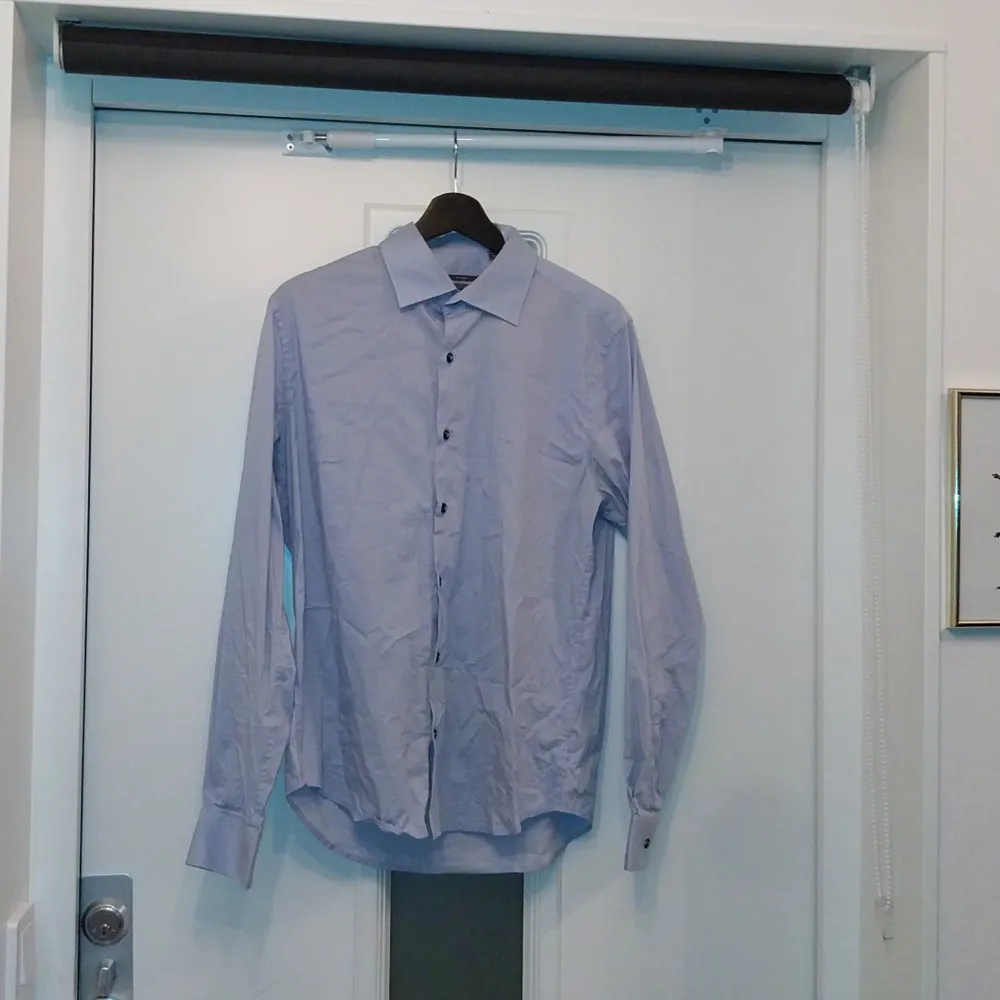 Ljusblå skjorta från dressman med prickar. Stilig och skön i bra skick . Skjortor.